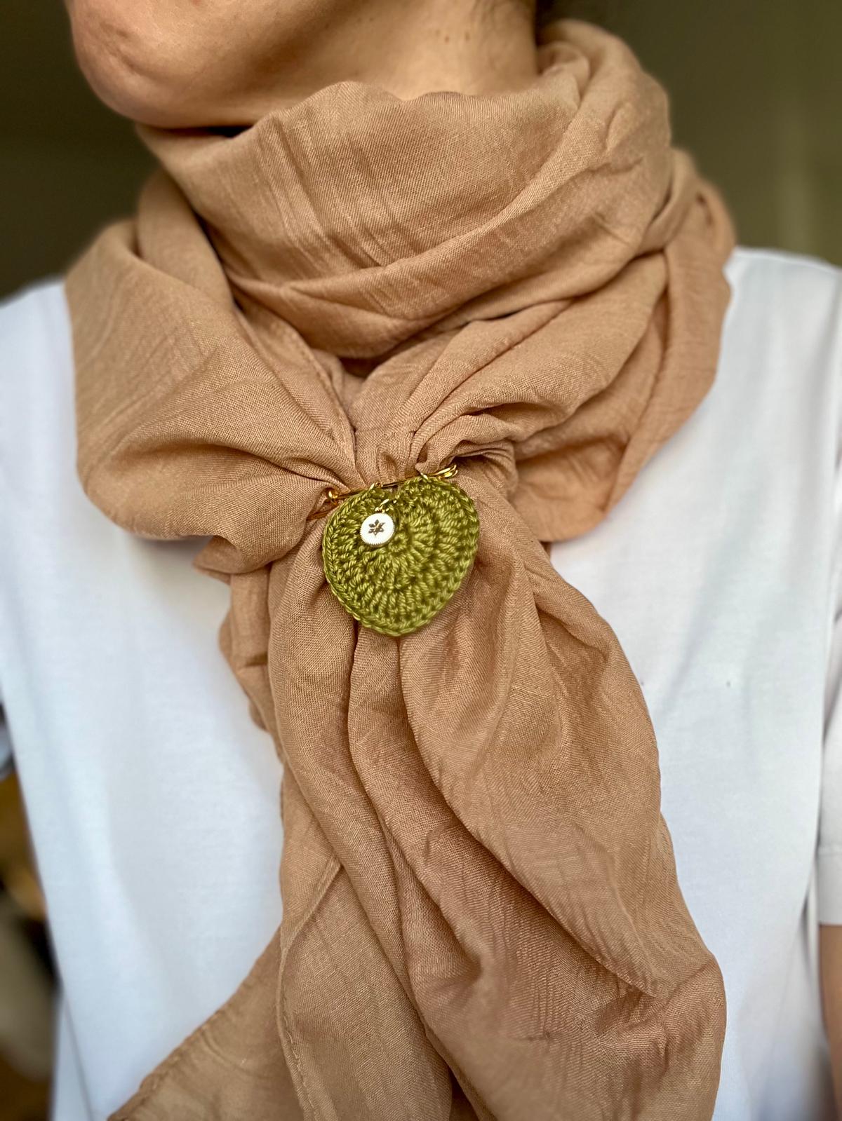 Broche Feuille sculptée jaune