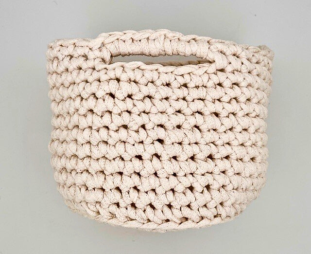 Panier crocheté à la main  "Feuilles et lumières"