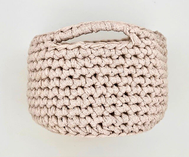 Panier crocheté à la main  "Feuilles et lumières"