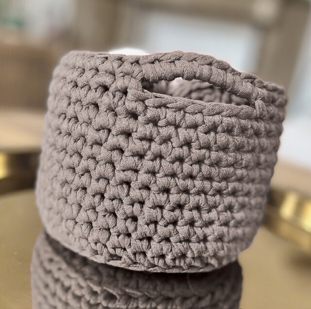 Panier crocheté à la main  "Feuilles et lumières"