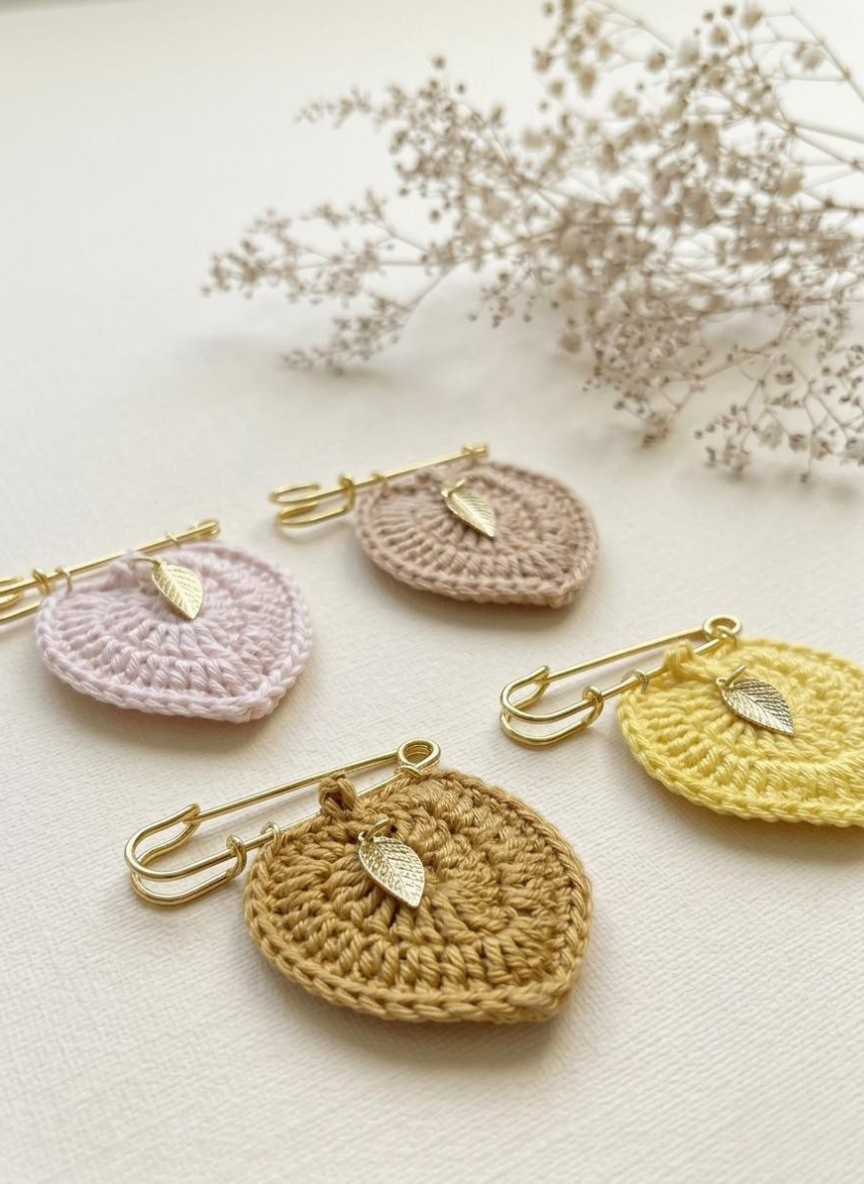 Broche Feuille sculptée jaune