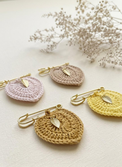 Broche Feuille sculptée jaune