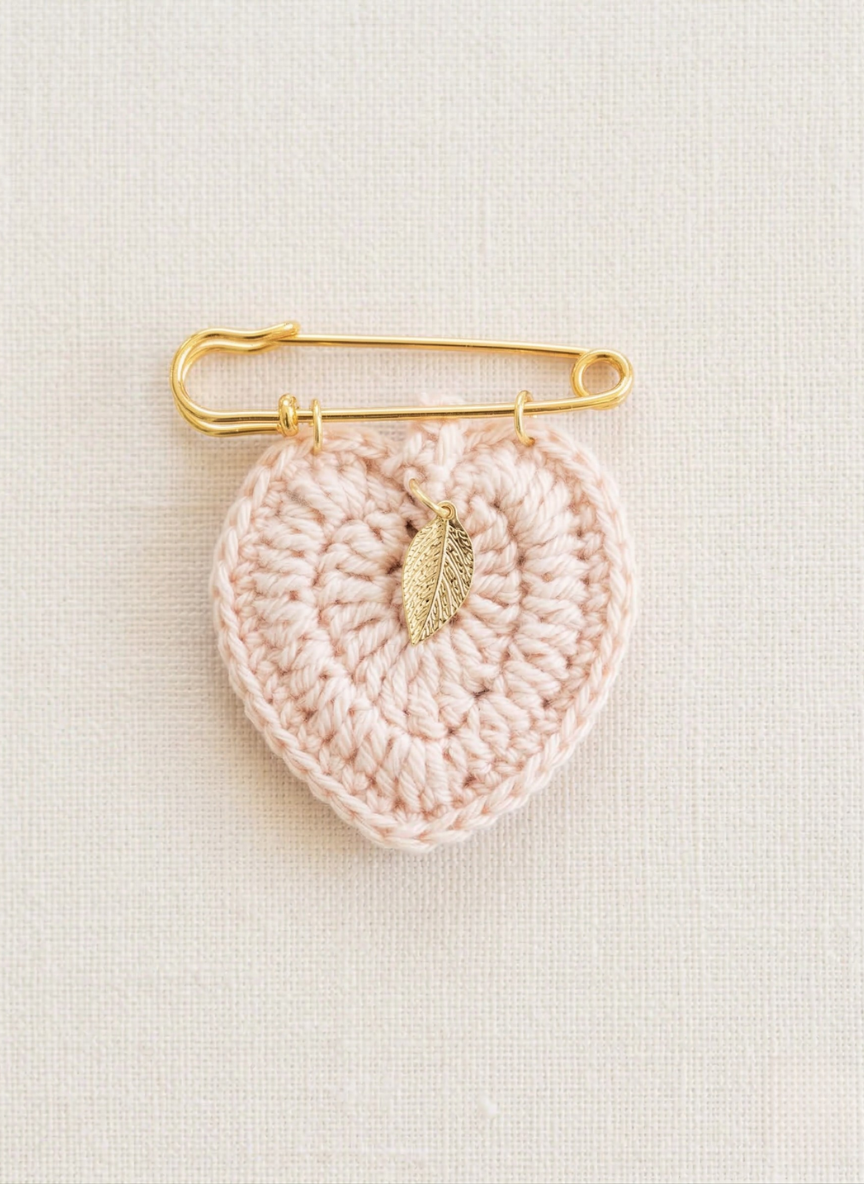 Broche Feuille sculptée jaune