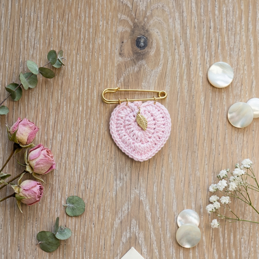 Broche Feuille sculptée rose