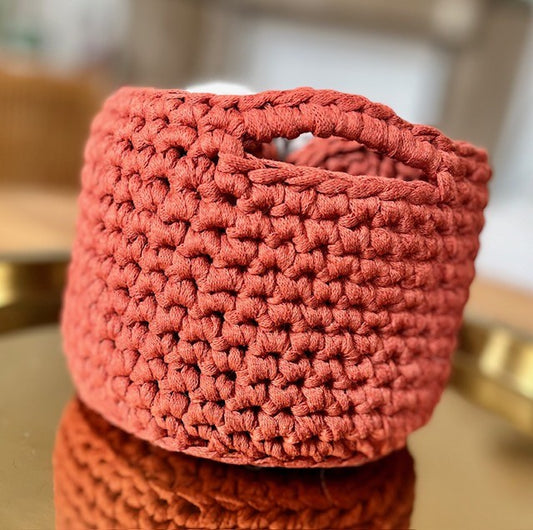 Panier crocheté à la main  "Feuilles et lumières"